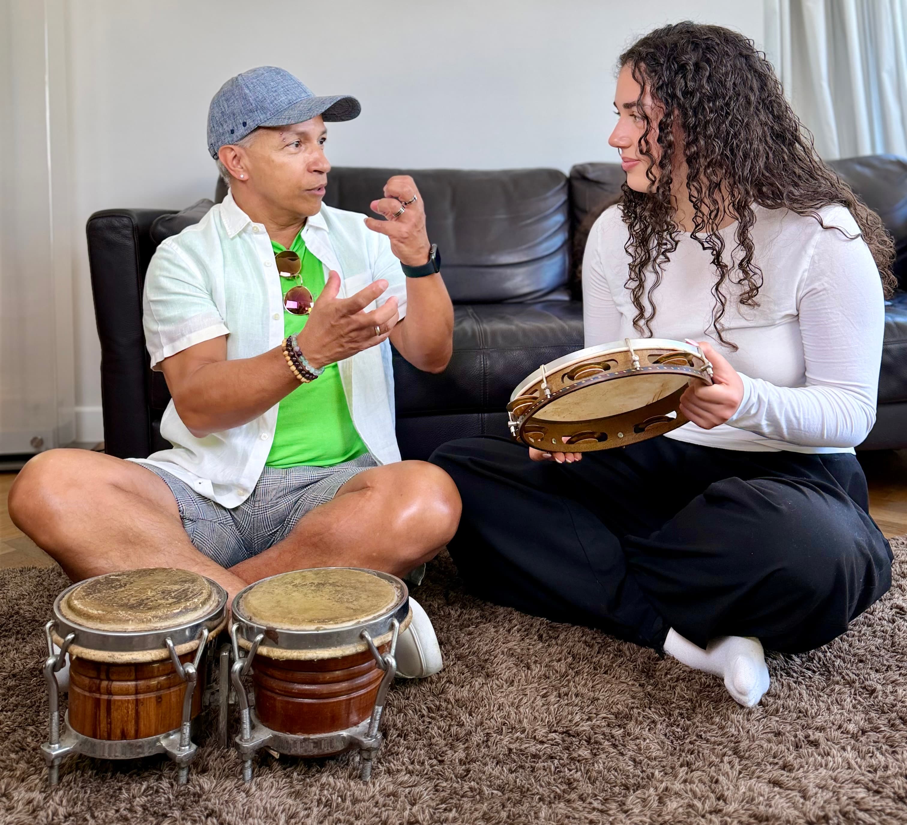 Eli und Jona musizieren gemeinsam mit einem Instrument.